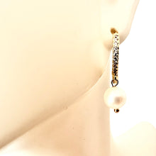 Load image into Gallery viewer, Cz Pearl Huggie